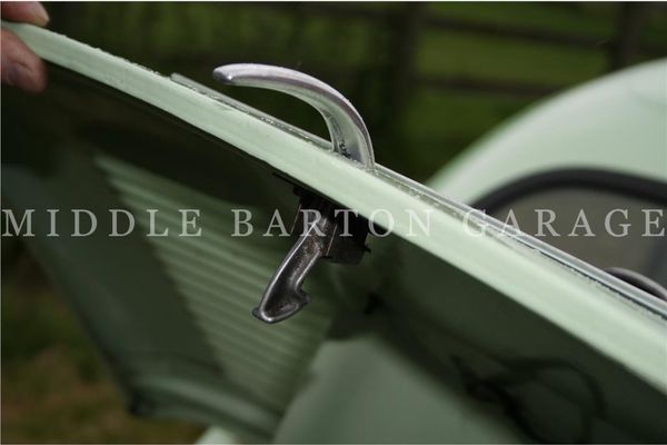 ENGINE HATCH HANDLE-600